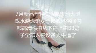 7月新品年轻美眉聚集地大型戏水游泳馆女士换衣淋浴间内部高清偸拍从下往上拍BB奶子全部入镜设备太牛逼了